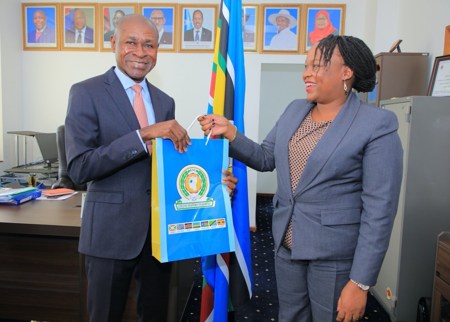 La Secrétaire générale de l'EAC, SE Veronica Nduva (à droite), avec le Chef du bureau et représentant de l'UNESCO en Tanzanie, M. Michel Toto à Arusha.