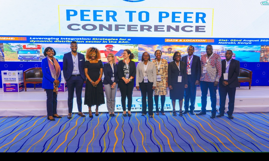 L'équipe clé derrière le programme EU-EAC CORE pose pour une photo lors de la conférence.