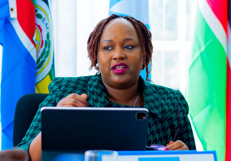 Secrétaire général de l'EAC, l'hon. Veronica Nduva lorsqu'elle a officiellement ouvert la table ronde de deux jours sur la coordination du soutien des donateurs de la CAE dans le domaine des systèmes de paiement au siège de la CAE à Arusha, en Tanzanie.