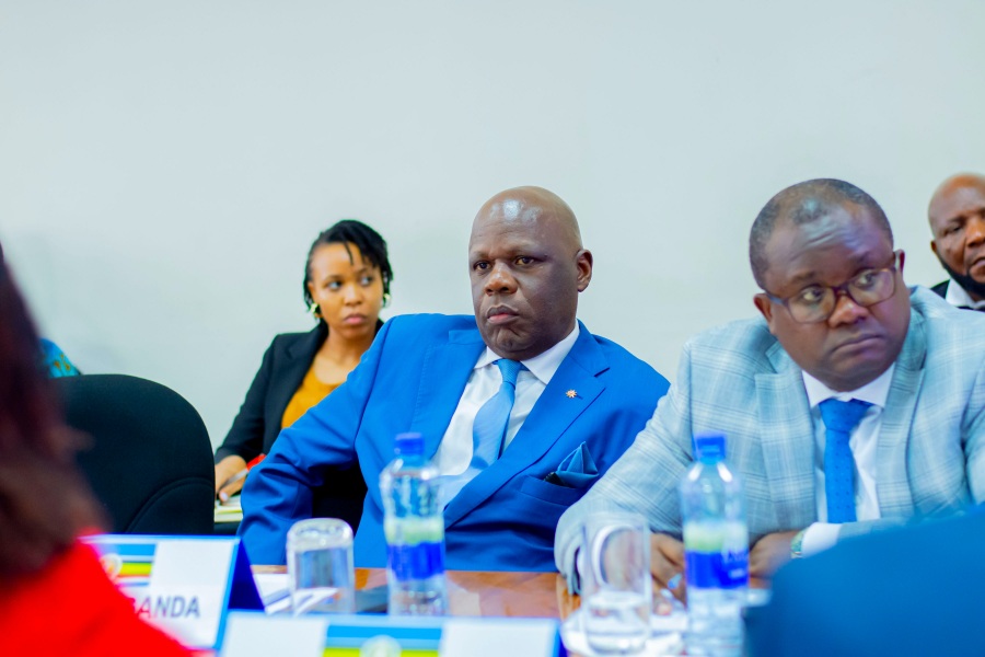 Représentants de la Banque d'Ouganda et de la Banque de Tanzanie EAC Table ronde sur le soutien des donateurs aux systèmes de paiement à Arusha.