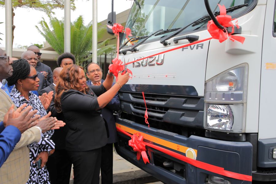   La Secrétaire générale de l'EAC, SE Veronica Nduva, coupe le ruban du camion-benne ISUZU FVR, ce qui signifie un progrès dans l'expansion du commerce de véhicules assemblés localement dans l'EAC.