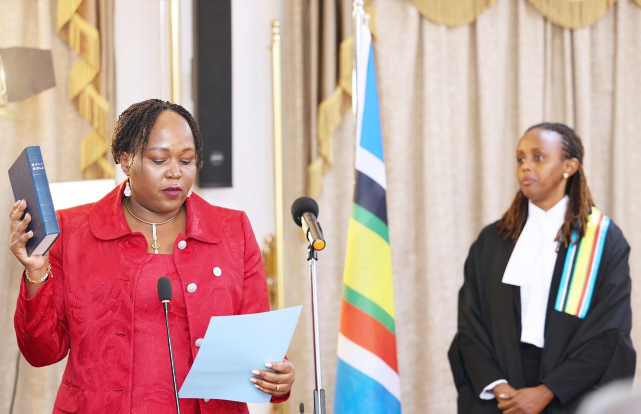 The new EAC Secretary General, Ms. Veronica Mueni Nduva (left), takes the oath of office at State House, Juba, South Sudan. Looking on is the Registrar of the East African Court of Justice, Her Worship Christine Mutimura-Wekesa.